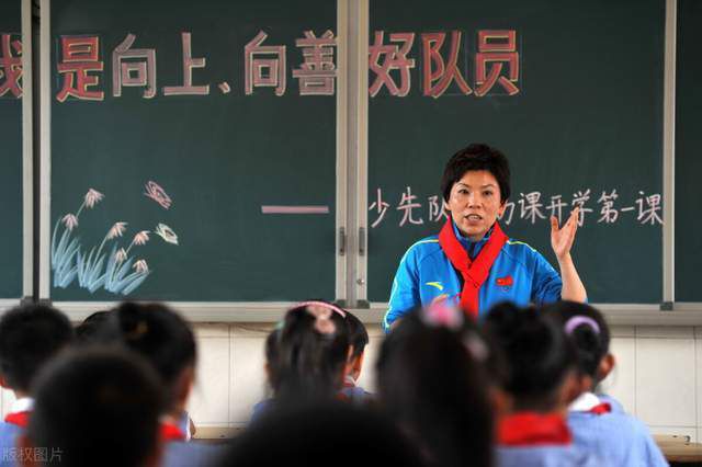 虽然波顿在里面放了吸血鬼，女巫，甚么甚么参差不齐的一切元素又叫来助阵，全部一个年夜杂烩，却没有袒护住这部片子最年夜的弊端不痛不痒的讲了一个故事。